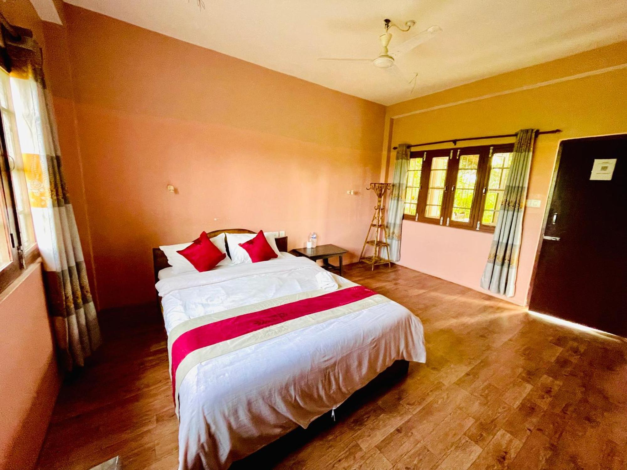 Hotel Tree Tops Sauraha Exterior foto
