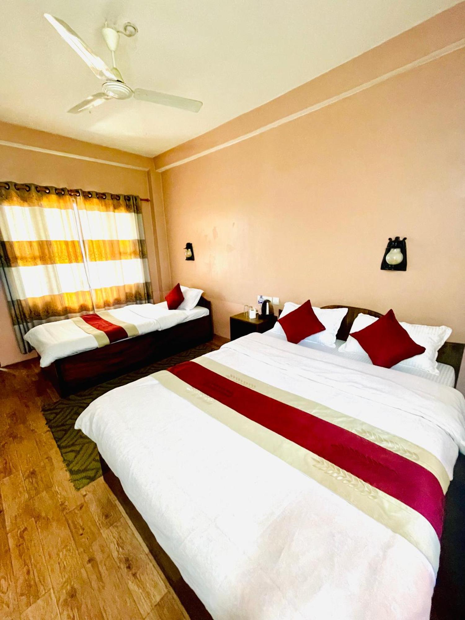 Hotel Tree Tops Sauraha Exterior foto